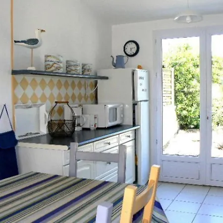 Hotel Maison La Couarde-sur-mer, 4 Pieces, 6 Personnes - Fr-1-258-7 4*